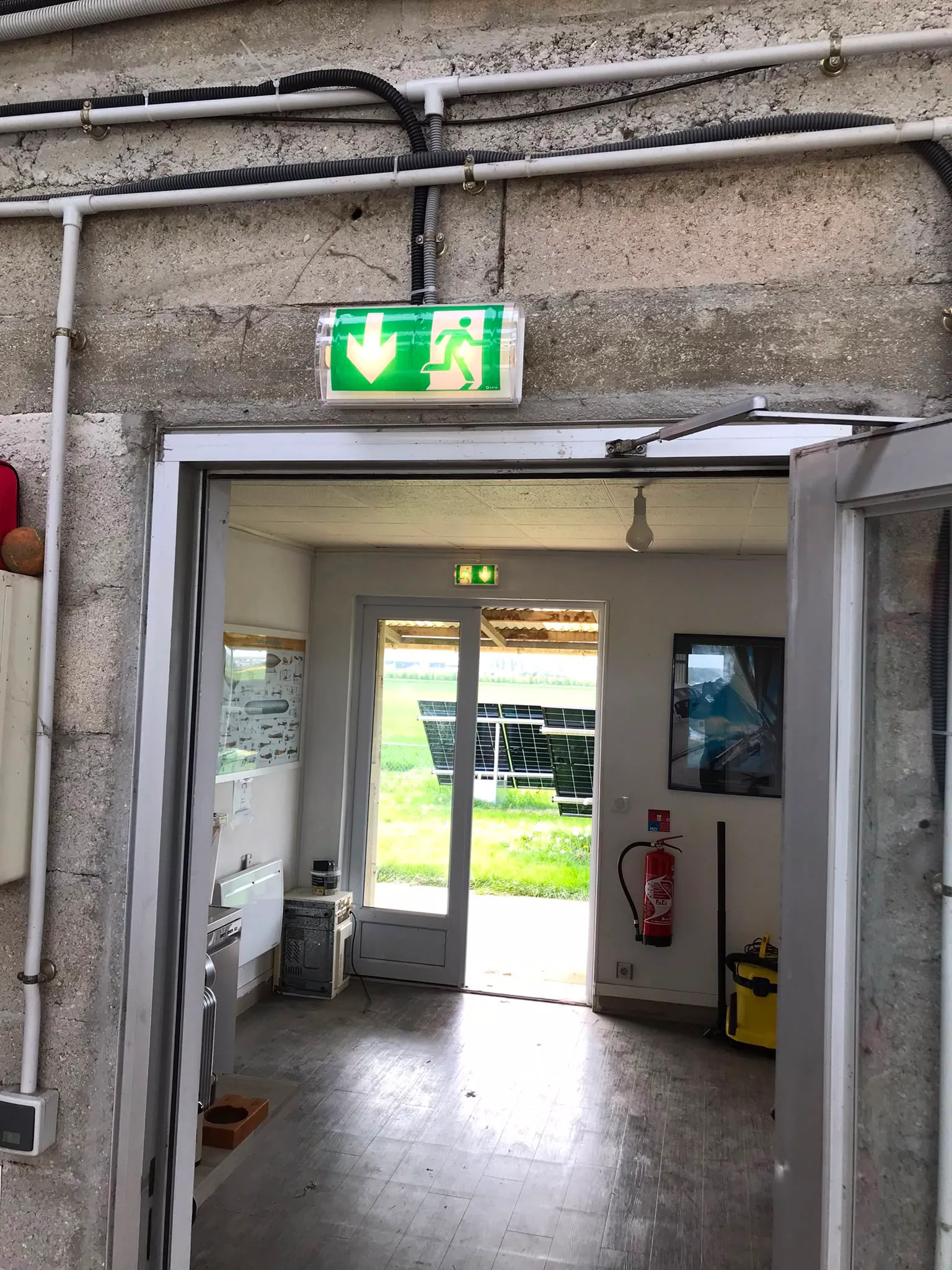 Bloc autonome d’éclairage de sécurité (BAES) installé à l’aérodrome de Chavenay
