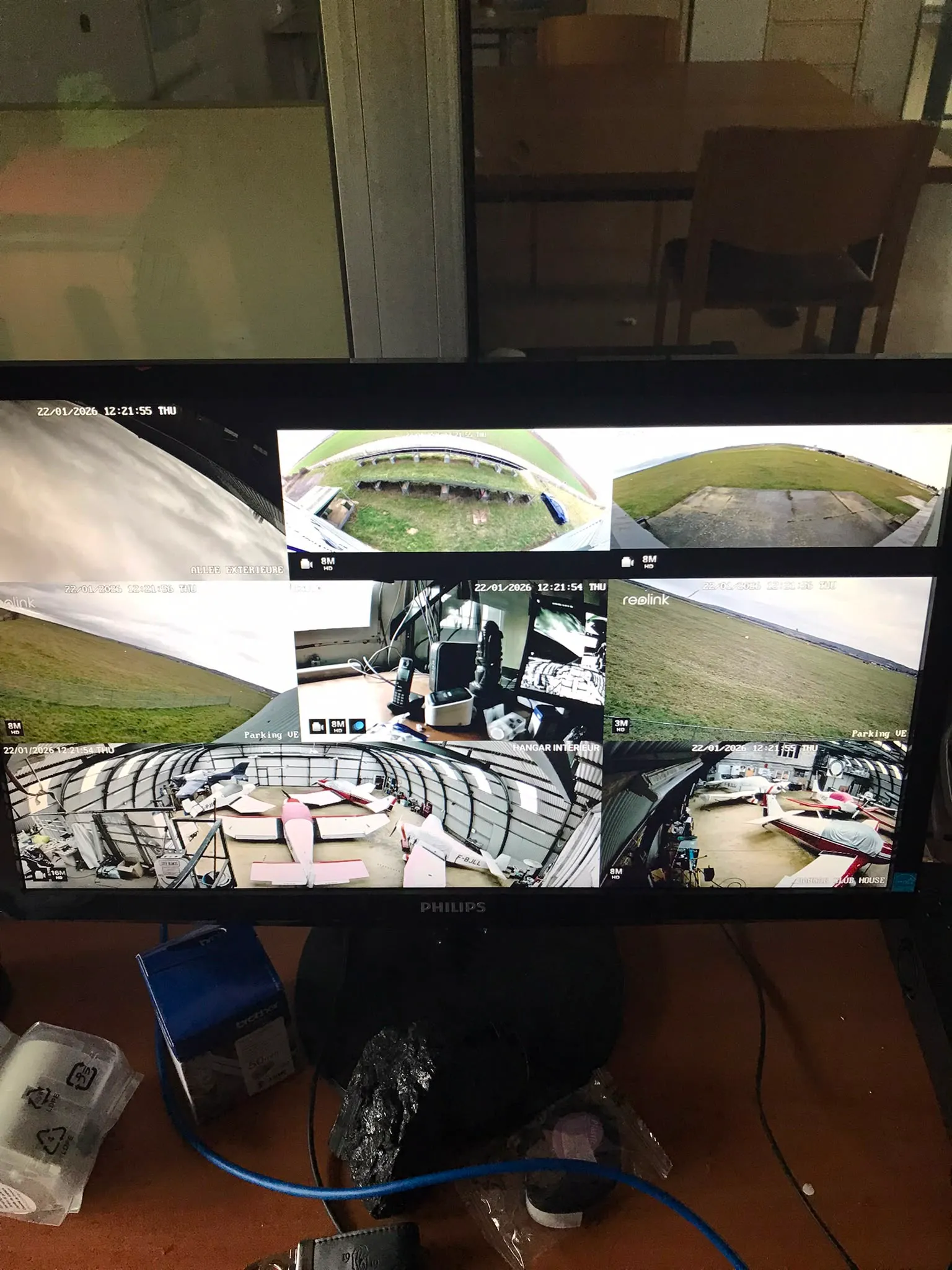 Écran de contrôle de la vidéosurveillance de l’aérodrome de Chavenay