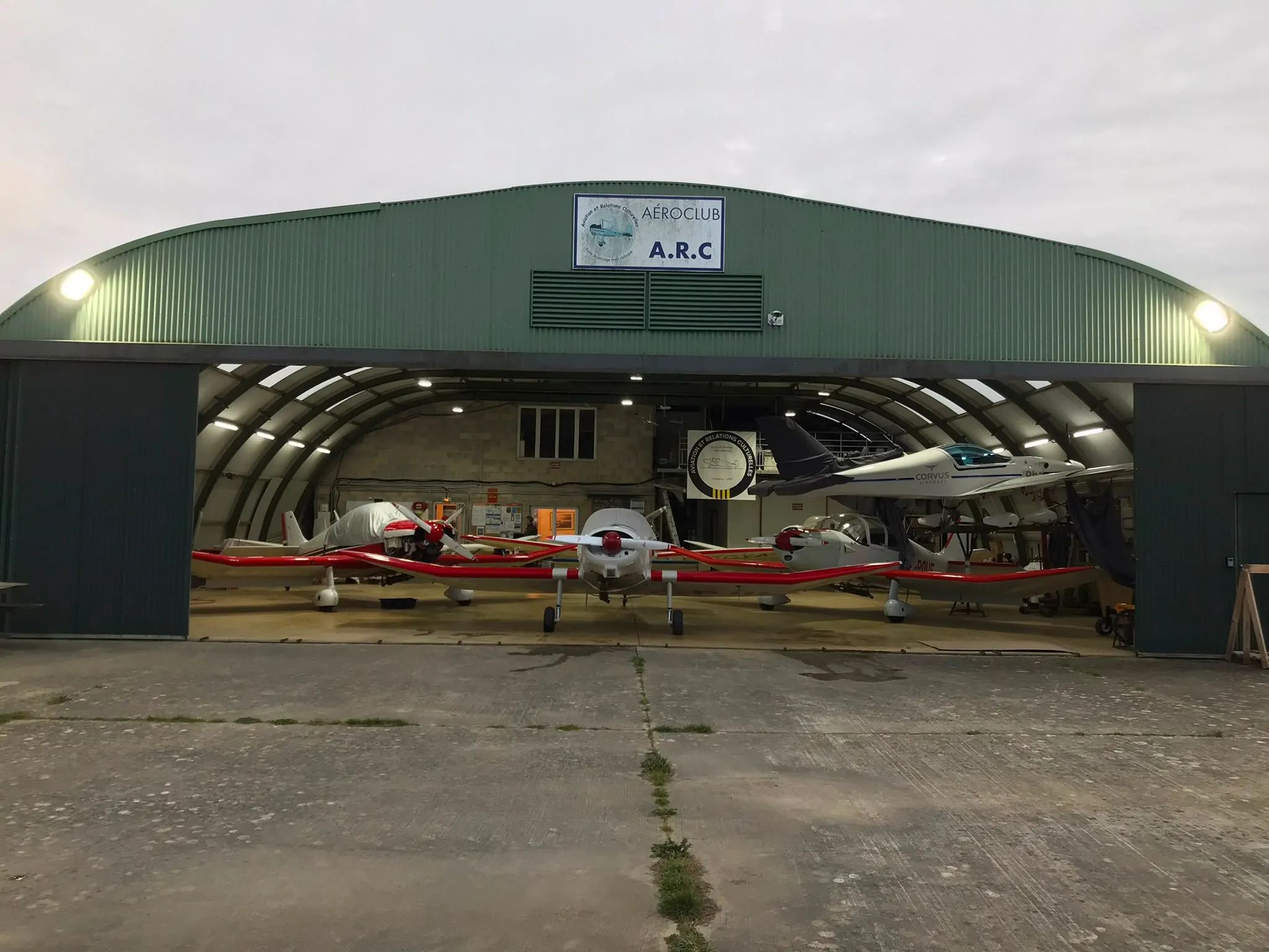 Aérodrome de Chavenay (78) : hangar et avions éclairés par APH ELEC