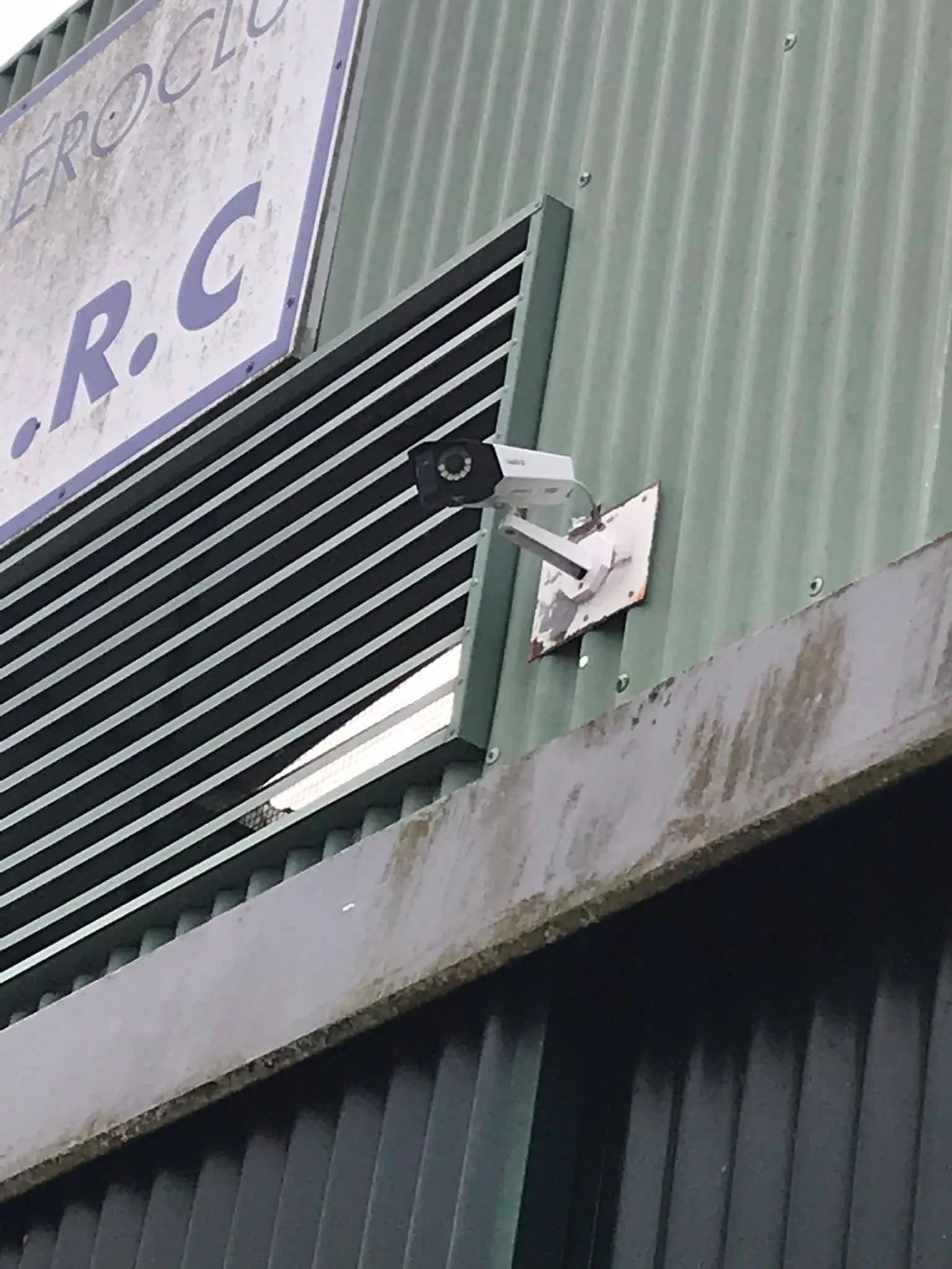 Caméra de vidéosurveillance installée sur l’aérodrome de Chavenay