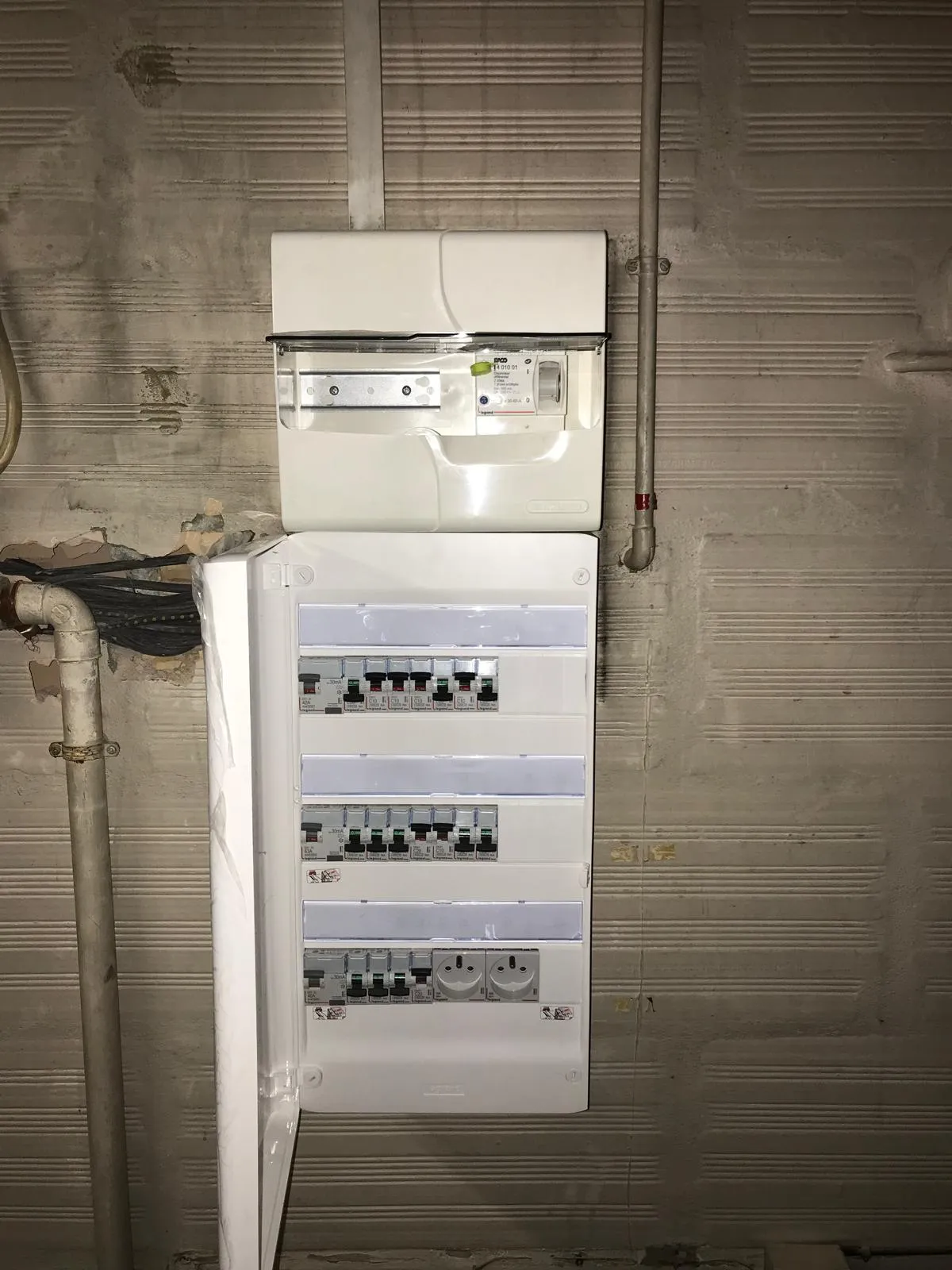 Tableau électrique neuf après mise aux normes par APH ELEC